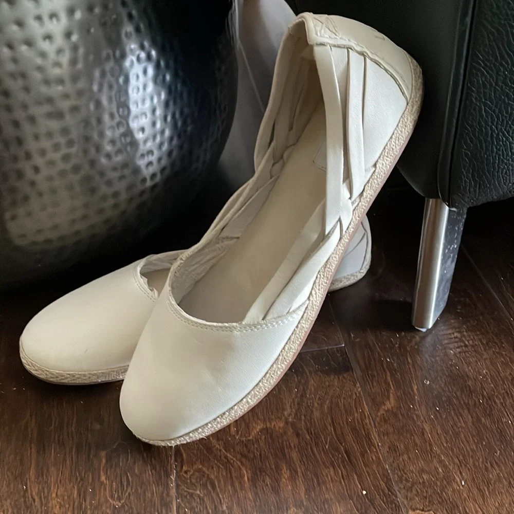 UGG Espadrille Tippie Nubuck Leather Flats Size 10 Effortless Chic Normcore